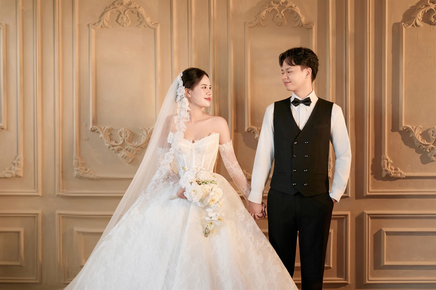 Khoảnh khắc cô dâu chú rể